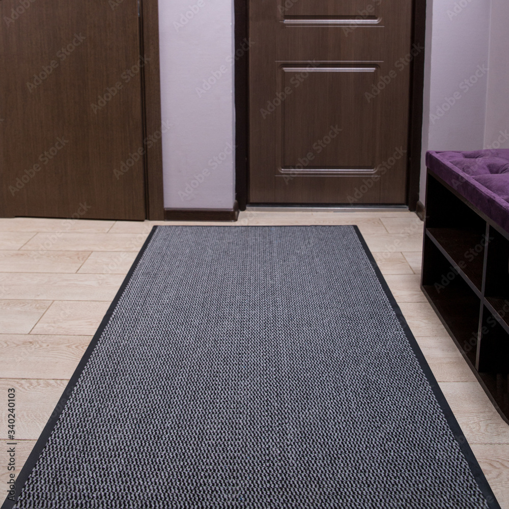 走廊装饰中的灰色地毯