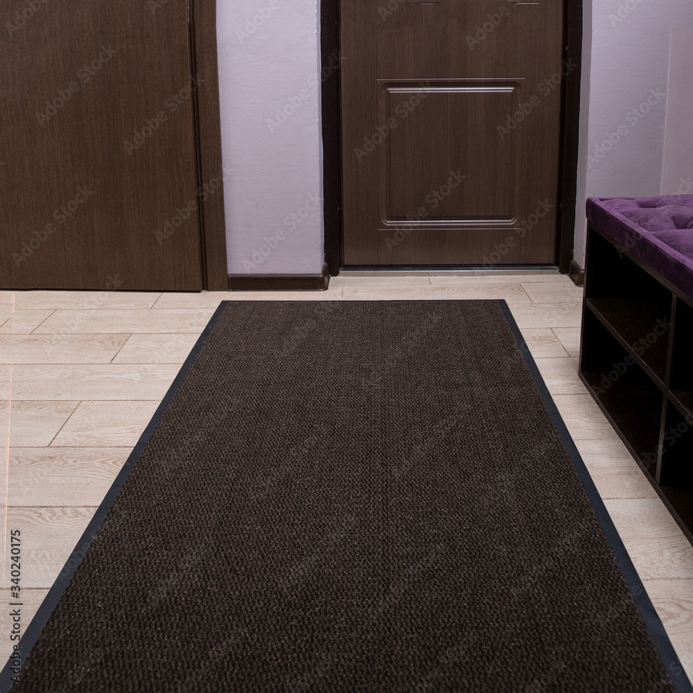 走廊装饰中的棕色地毯
