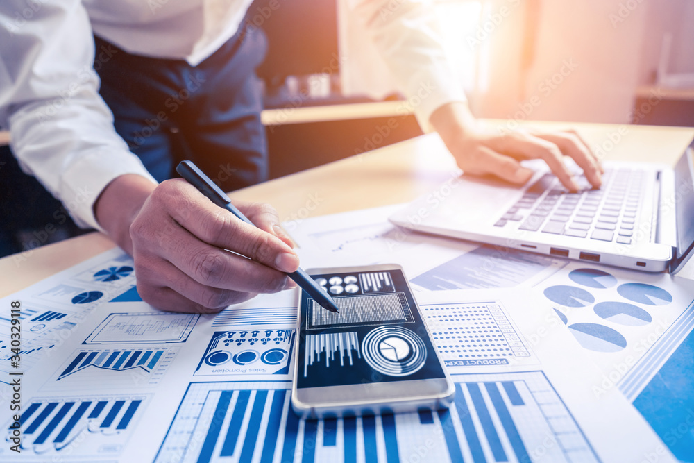 企业会计或财务专家在公司分析业务报表图表和财务图表