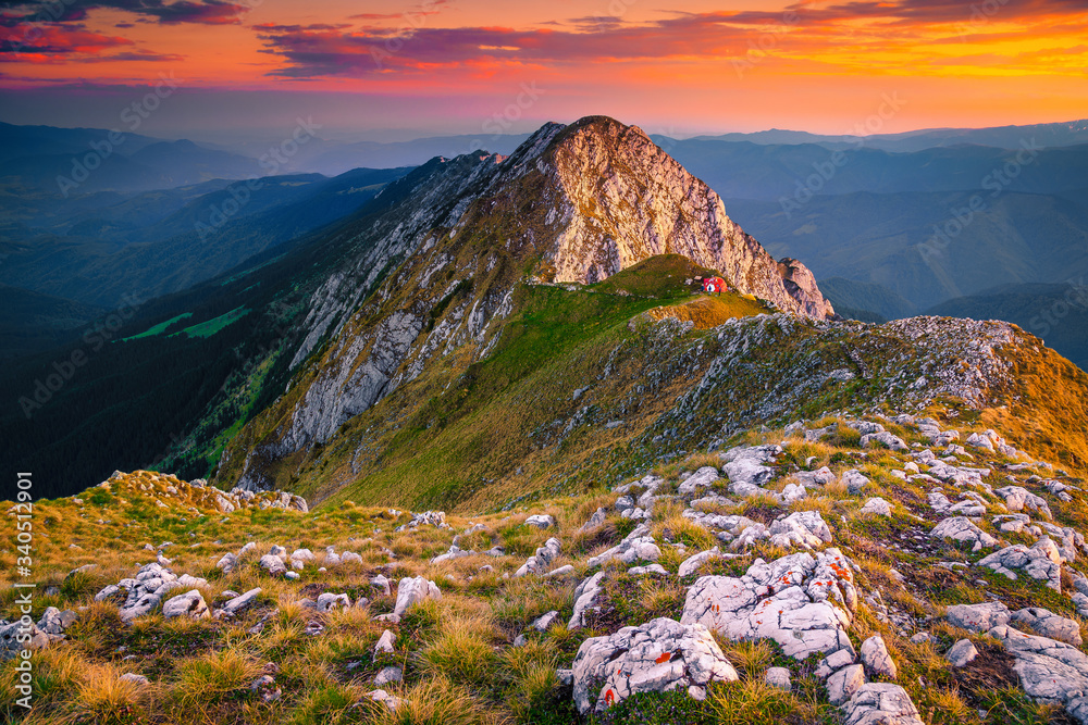 罗马尼亚喀尔巴阡山脉皮亚特拉·克拉乌卢山脉日落时的狭窄山脊