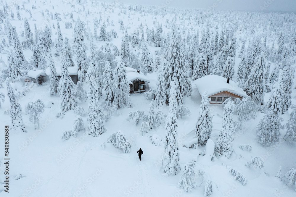雪地森林中的木屋