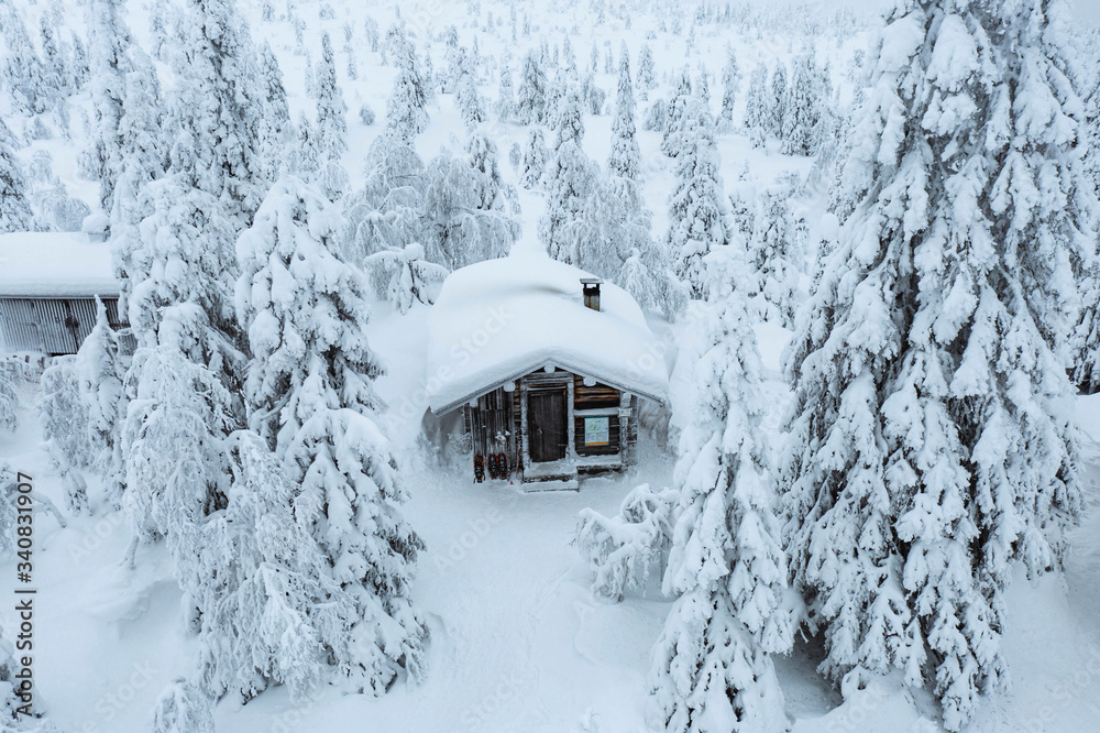 芬兰雪地森林中的木屋