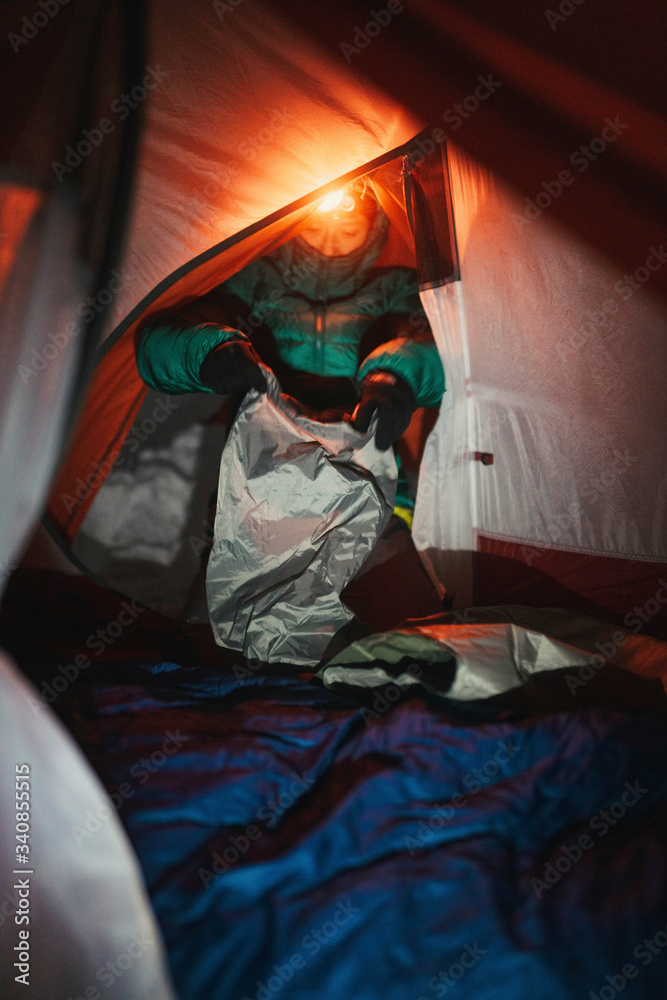 帐篷里的寒夜