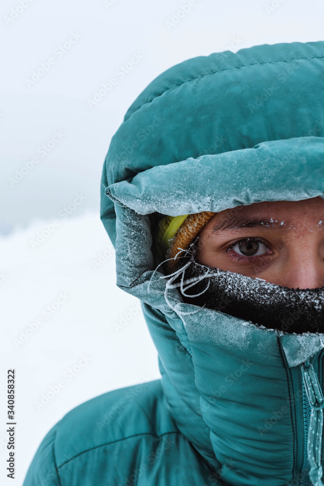 苏格兰格伦科冬季女登山运动员特写