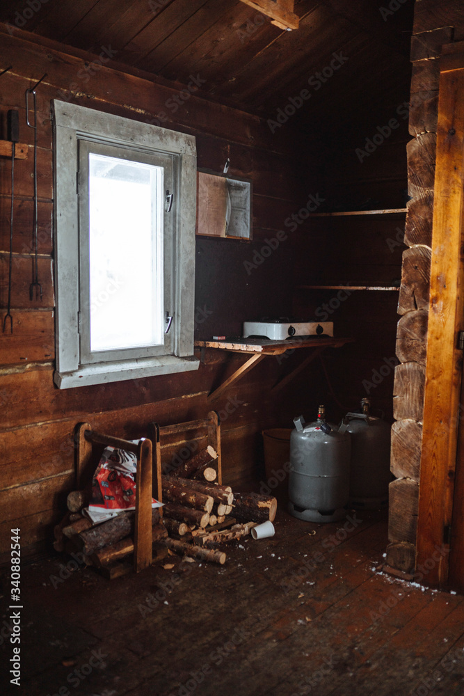 小屋里的火炉和木柴