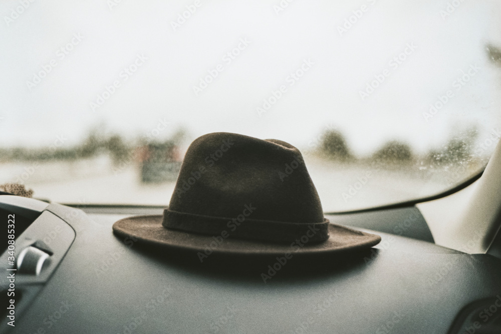 汽车仪表板上的帽子