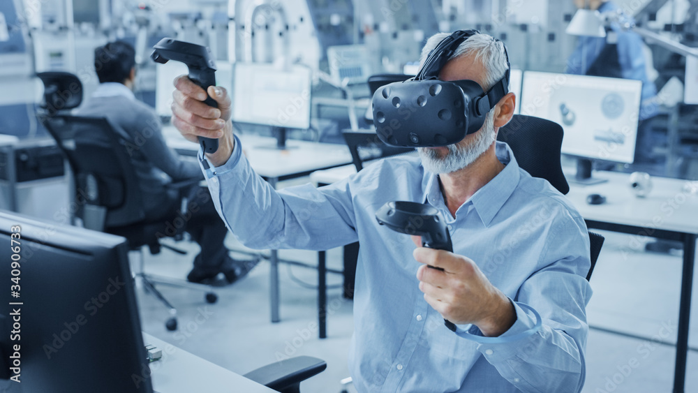 佩戴虚拟现实耳机和手持控制器的工业设计工程师，使用VR技术