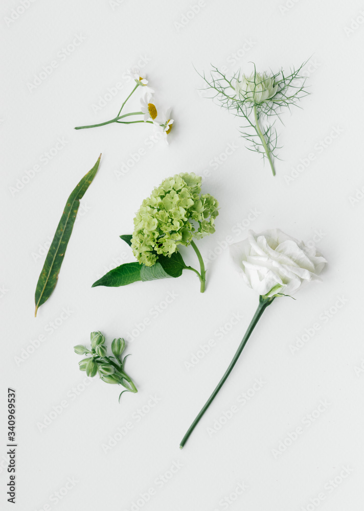 白色桌子上的花