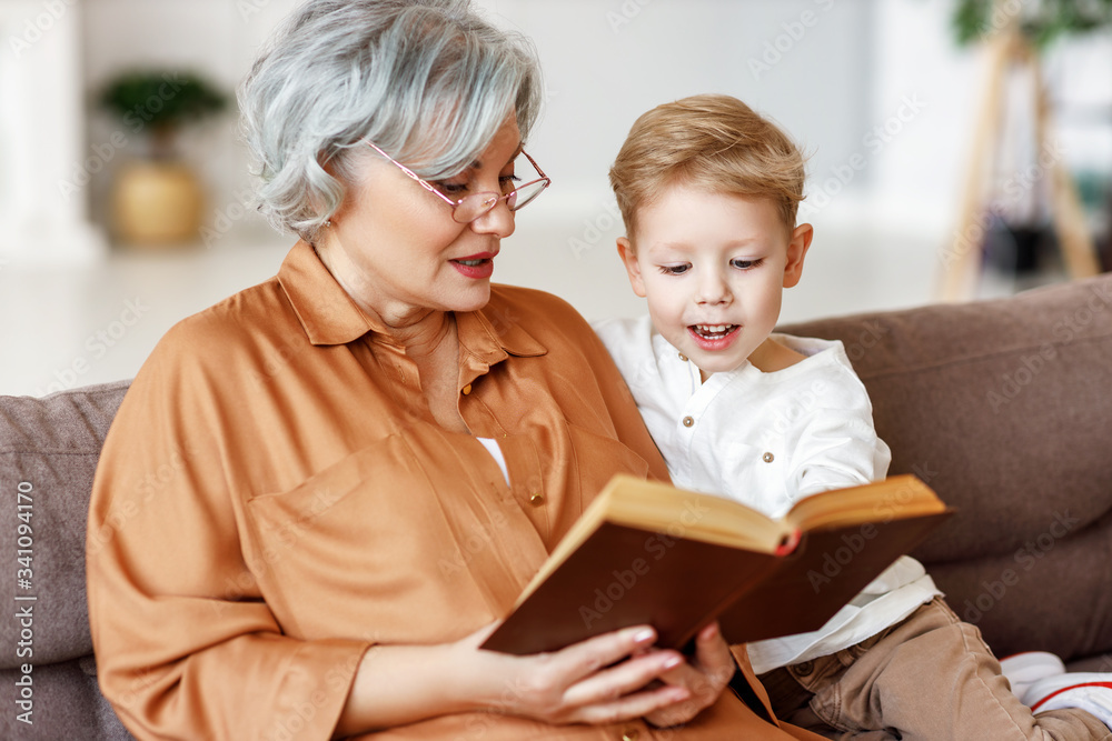快乐的祖母和孙子一起读书。