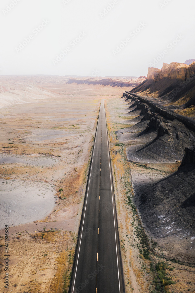 犹他州沙漠公路景观照片