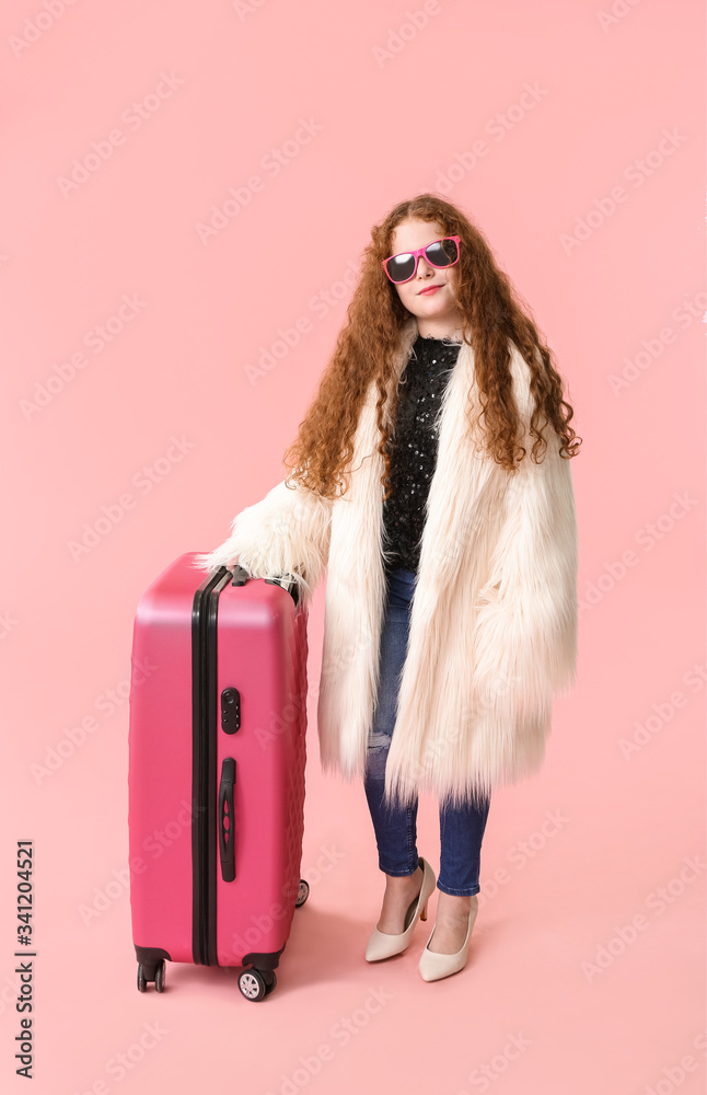 时尚小女孩，彩色背景行李箱