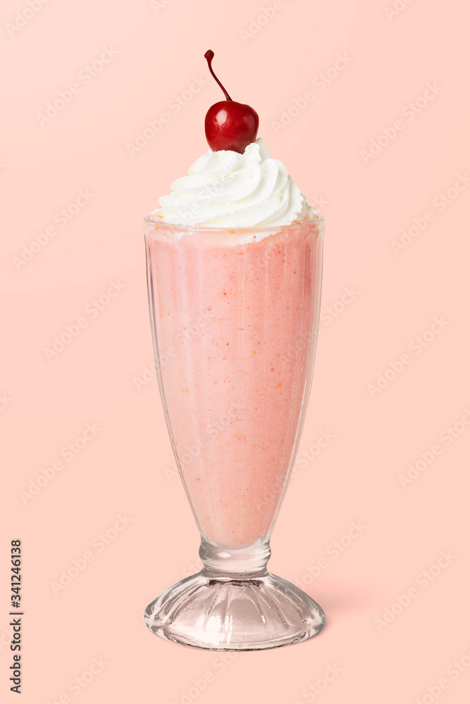 草莓奶昔，背景模型上有马拉希诺樱桃