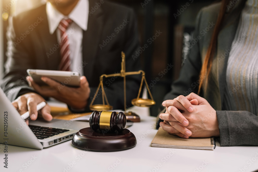 商务人士和律师坐在桌子旁讨论合同文件。法律概念，建议