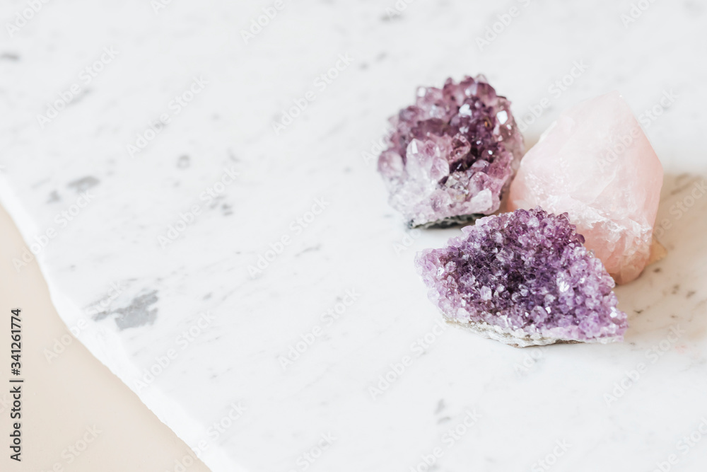 大理石台面上的玫瑰石英和紫水晶治疗晶体