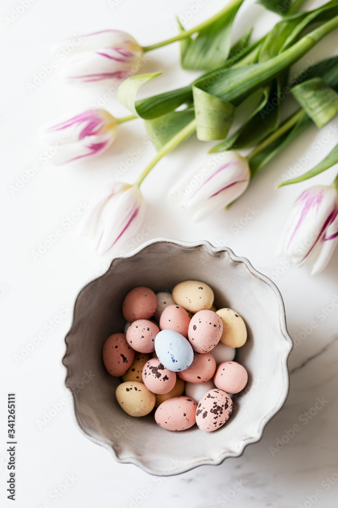 巧克力复活节彩蛋和郁金香春意盎然