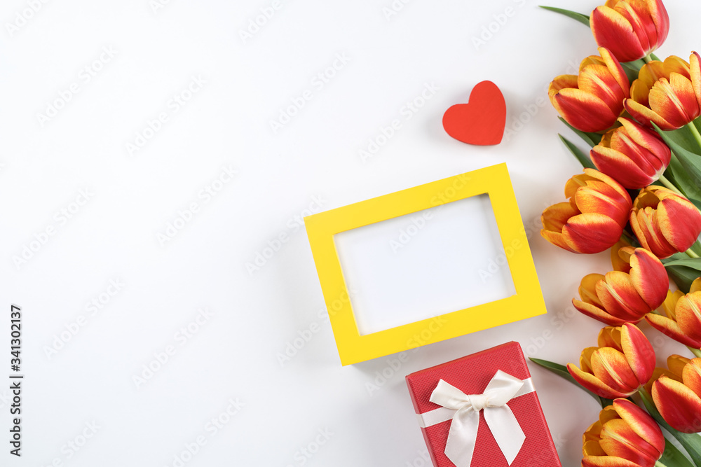 母亲节设计理念，郁金香花束-美丽的红色，黄色花束隔离在白色ba上