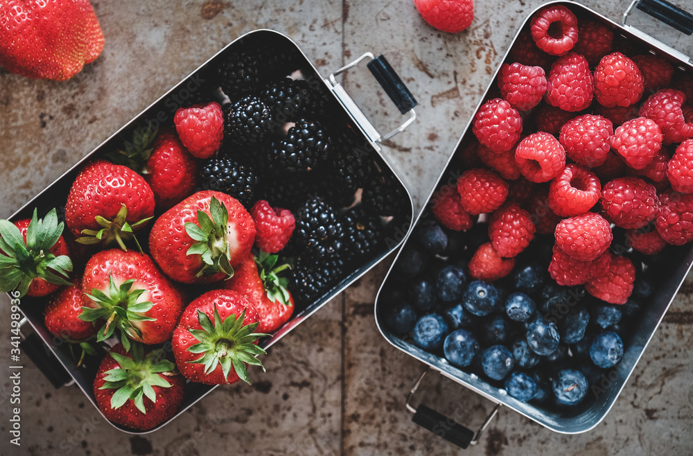 健康的夏季素食午餐。新鲜的时令草莓、覆盆子、蓝莓和bl的平放