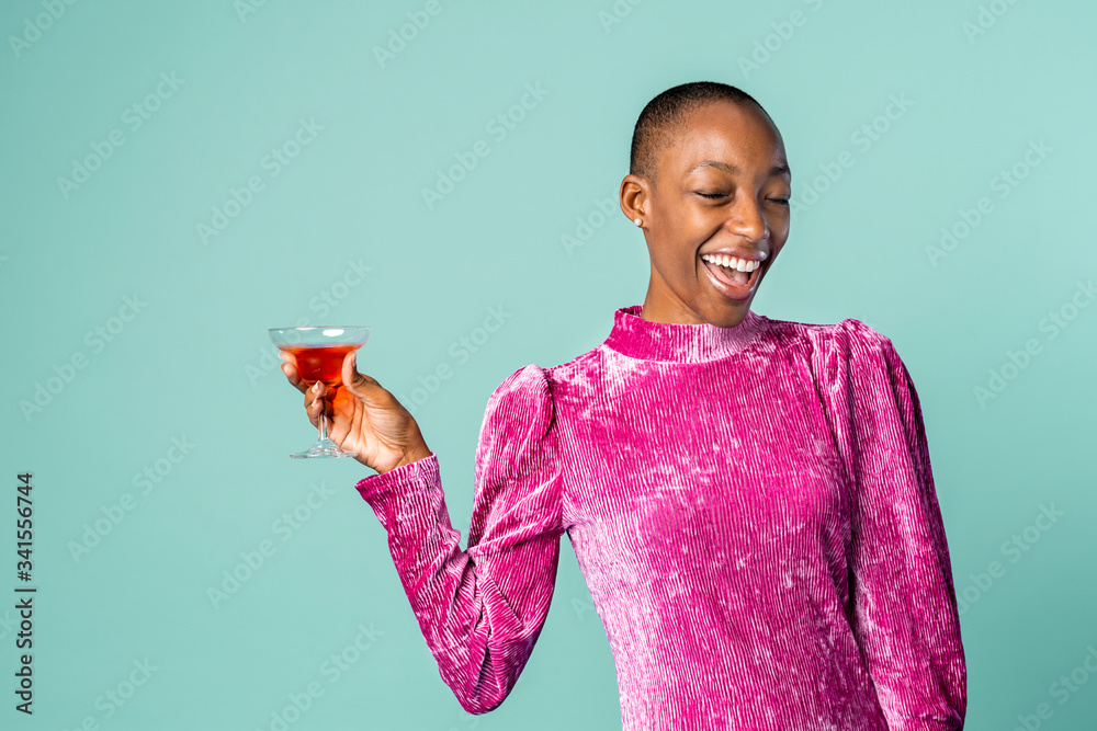 黑人妇女拿着饮料