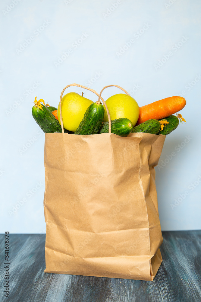 志愿者捐赠食品盒蓝黑背景蔬菜水果