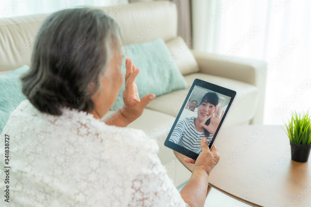 亚洲老年妇女与女儿在视频中举行虚拟欢乐时光会议并在线交谈