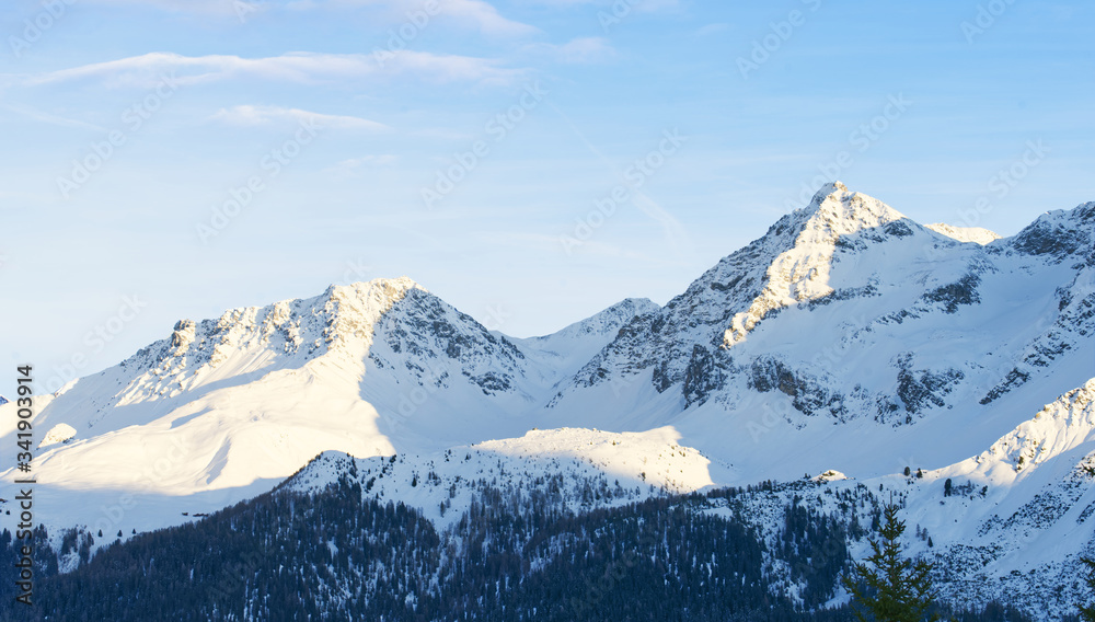 冬季白雪皑皑的山峰特写，清晨的阳光，瑞士，复制空间