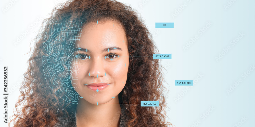 年轻女商人使用面部识别系统进行数据保护