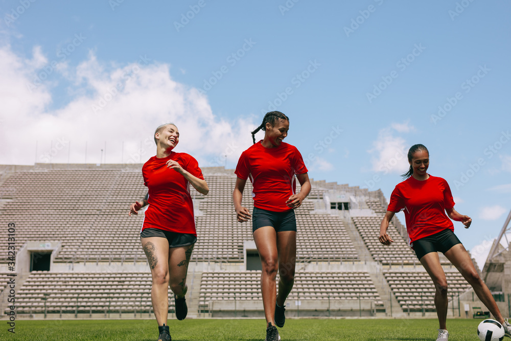 女子足球运动员在足球场上训练