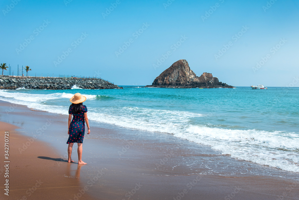 女人在暑假欣赏海景