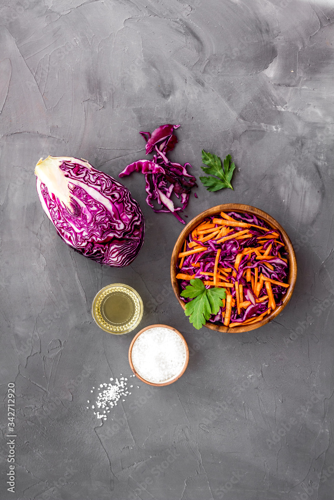 健康素食沙拉配红卷心菜-凉拌卷心菜-放在灰色桌子上自上而下