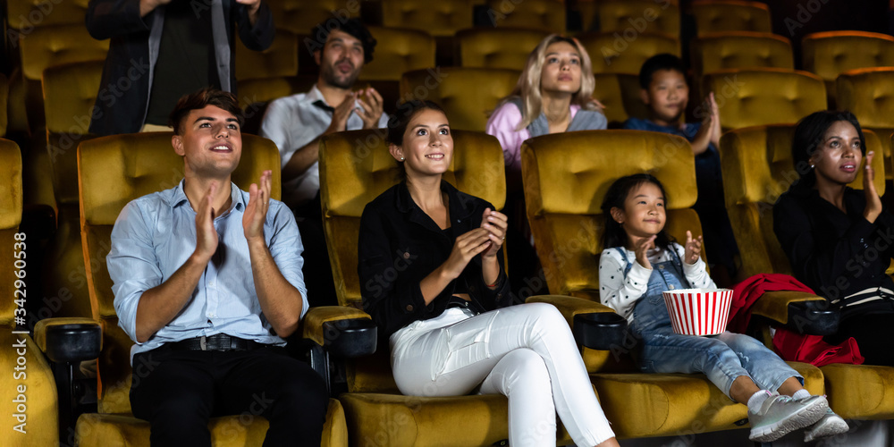 观众在电影院观看电影。团体娱乐活动和娱乐
