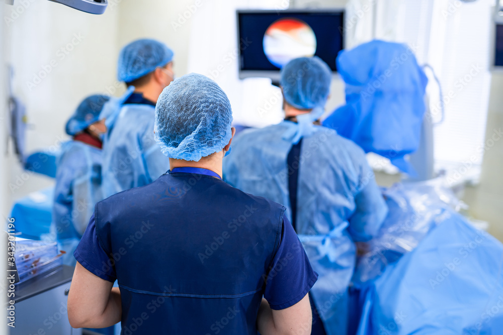 执行手术的医疗团队。手术室里的外科医生团队，色调为蓝色。