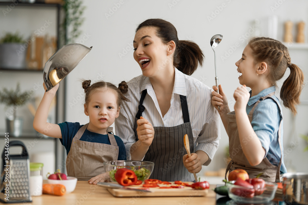 厨房里的幸福家庭。