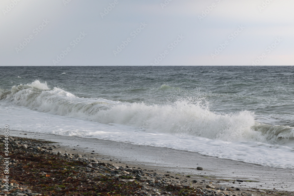 海滩上的海浪破碎-希腊萨莫特拉基，Therma，Therma海滩