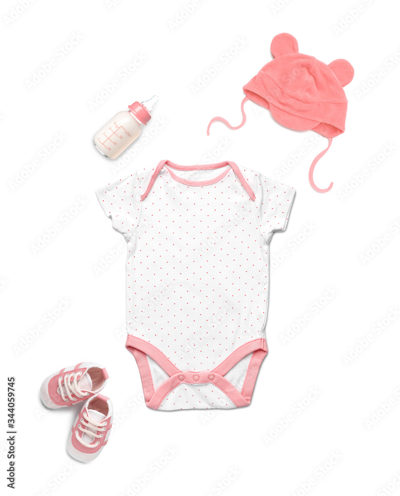 白色背景下的婴儿服装和配饰组成