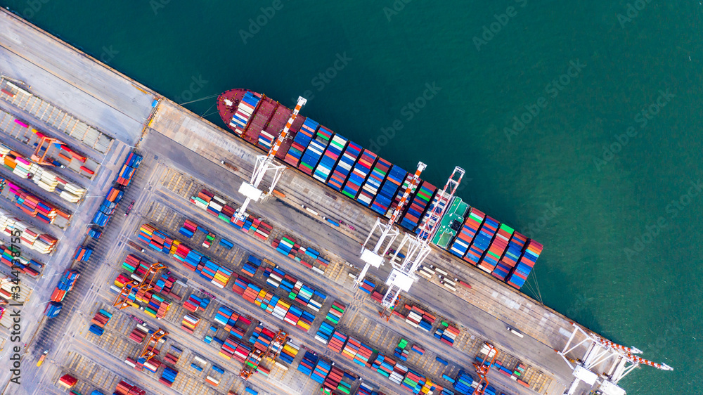 集装箱船在深海港口卸货，全球商务物流进出口货运t