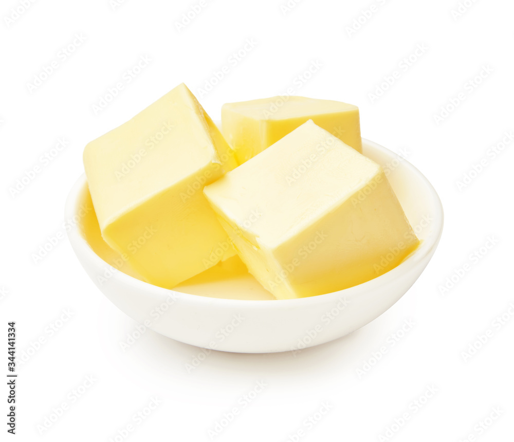 白色碗中的黄油块，在白色背景上隔离。黄油块。