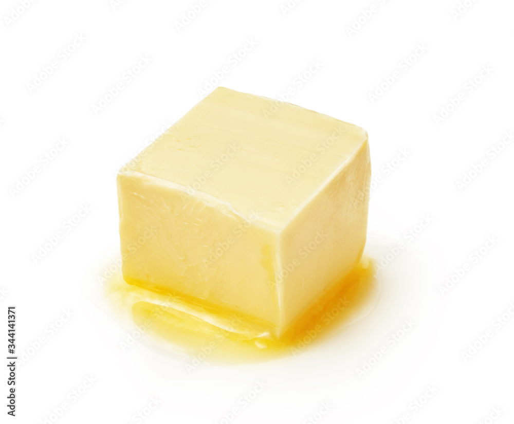 一块融化的黄油，孤立在白色背景上。黄油立方体。