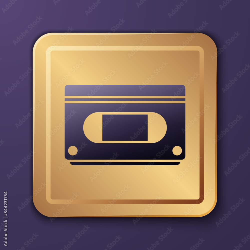 紫色VHS盒式磁带图标隔离在紫色背景上。金色方形按钮。矢量照明