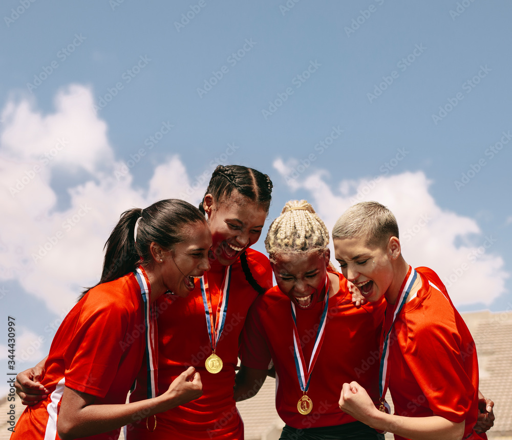 获得奖牌的女子足球队庆祝胜利