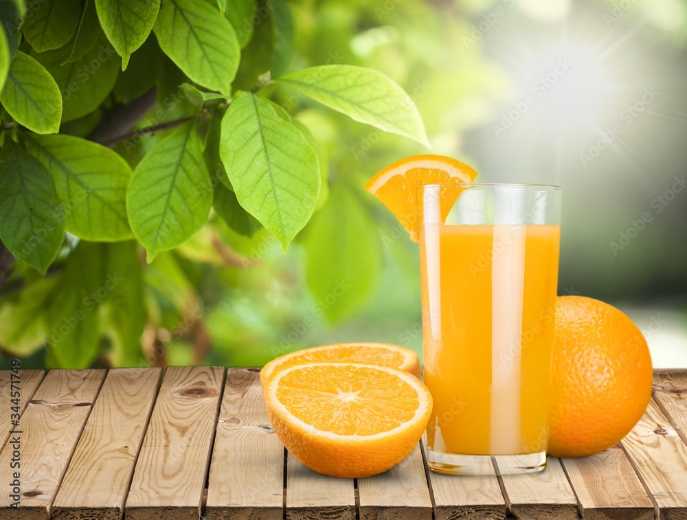 装在玻璃杯里的橙汁和橙子片