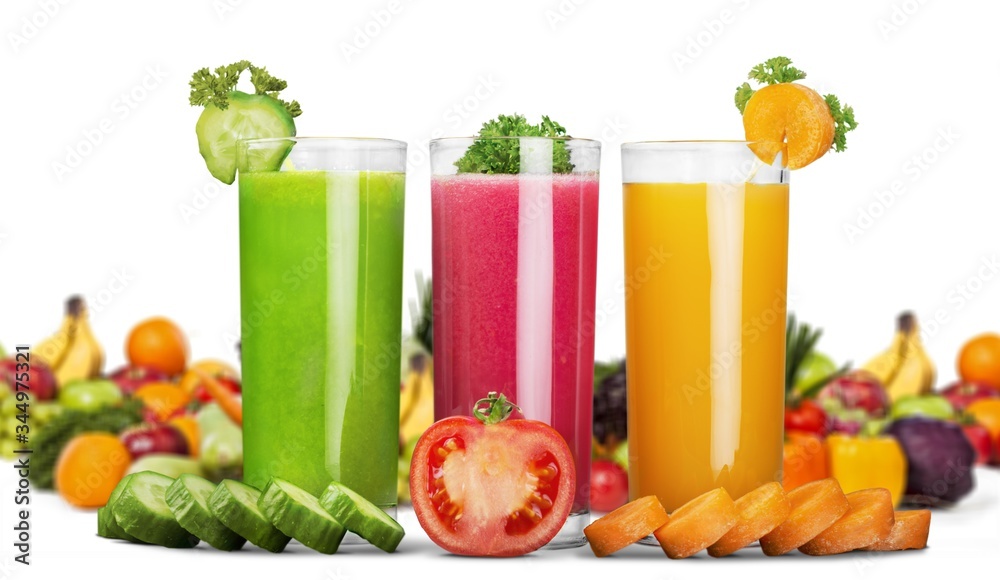 五颜六色的成熟蔬菜、水果和玻璃杯里的果汁