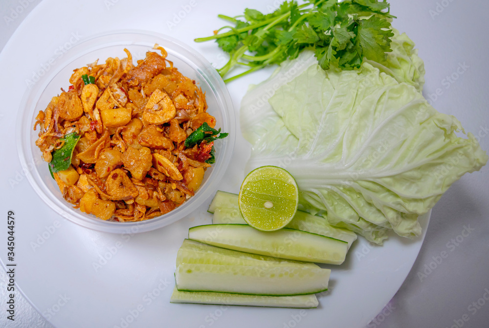 草本辣椒酱、辛辣和新鲜的蔬菜都是泰式食物。