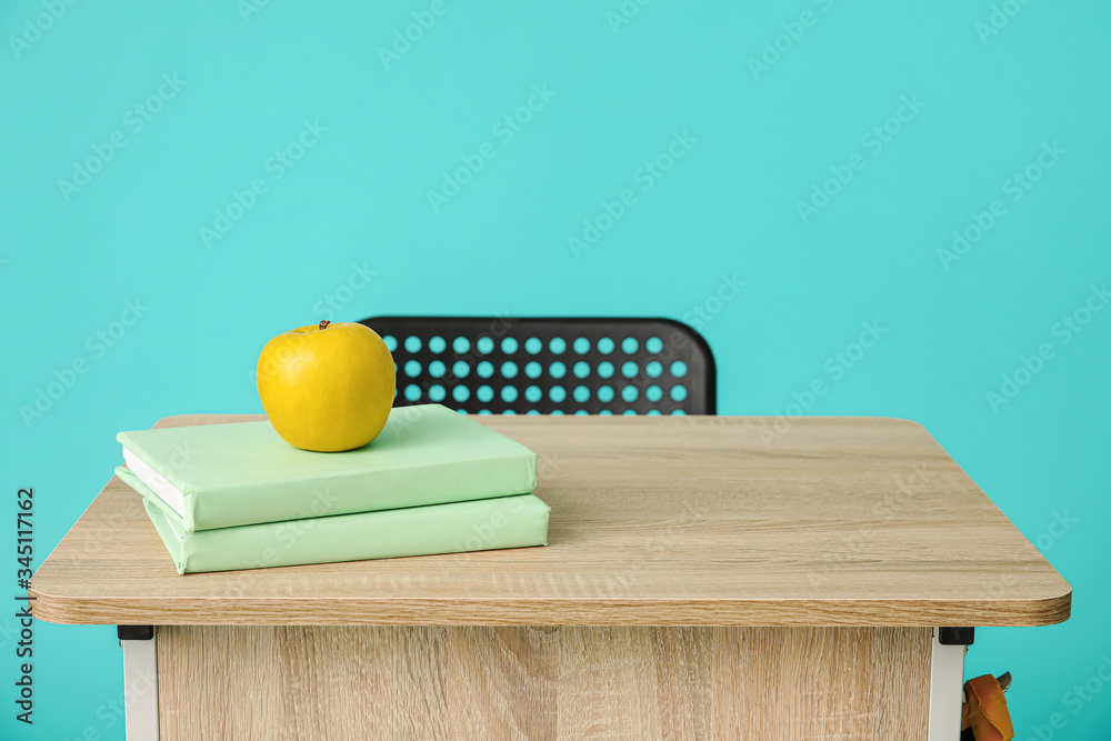 彩色背景的现代学校书桌