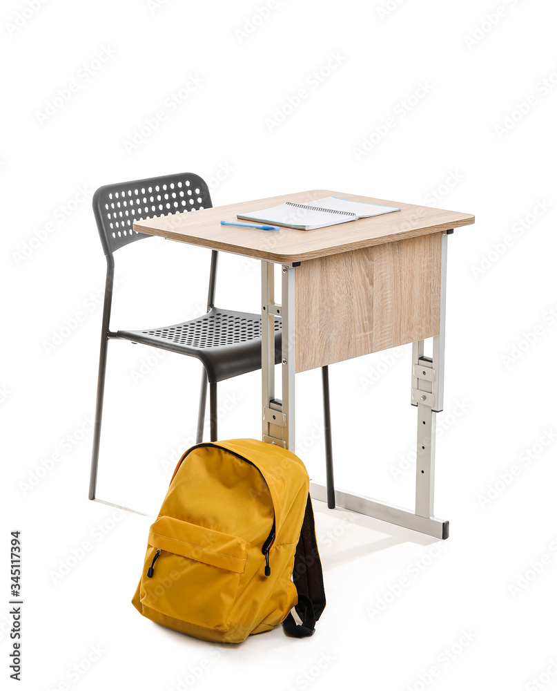 白色背景带椅子和背包的学校办公桌