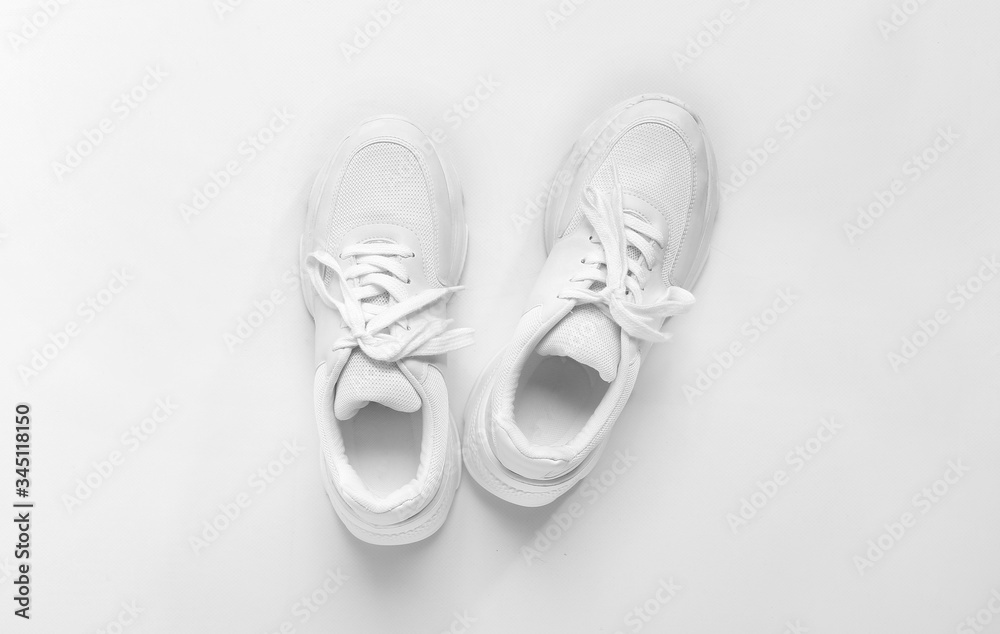 一双白底运动鞋