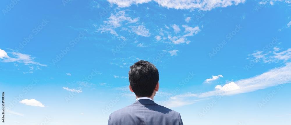 空を見上げる男性