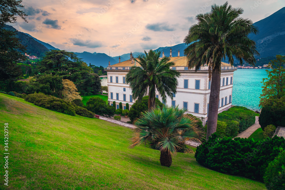 意大利湖岸带壮观花园的地中海建筑