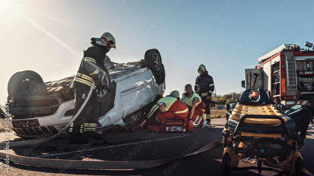 车祸交通事故现场：医护人员和消防员救援受伤人员T