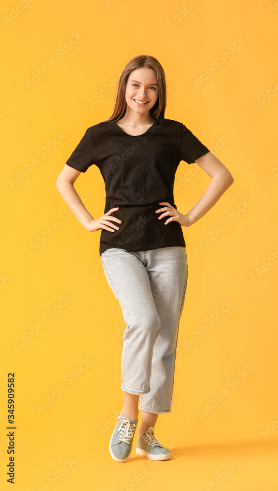 身穿彩色背景时尚t恤的年轻女性