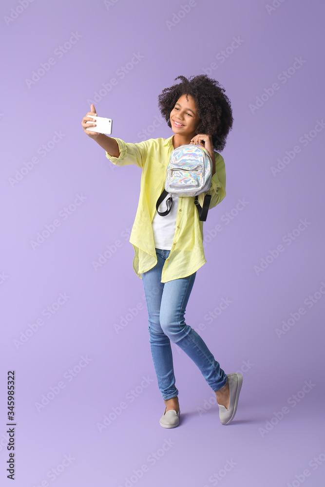 非裔美国青少年时尚博主，手机背景为彩色